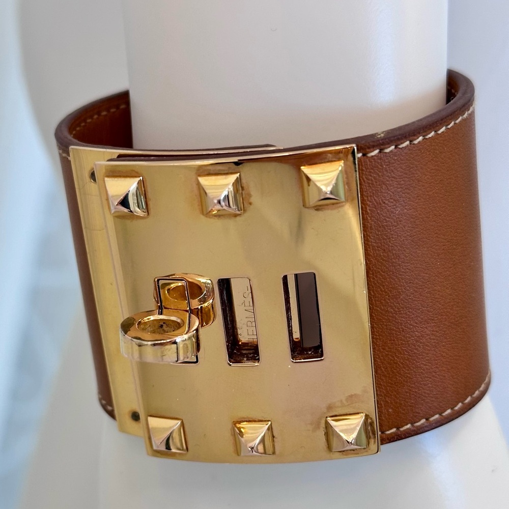 Hermès Kelly Dog cuff bracelet in brown leather with gold hardware.